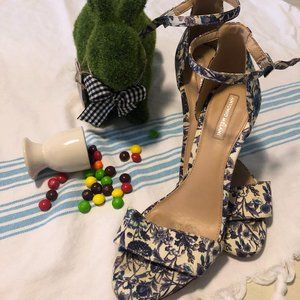 Nice Antonio Melani heels navy floral